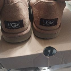 UGGS  ...WOMEN 7.5  Boots Good Condition