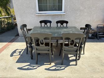 Delivery Available/ Oak dinning table with 6 chairs
