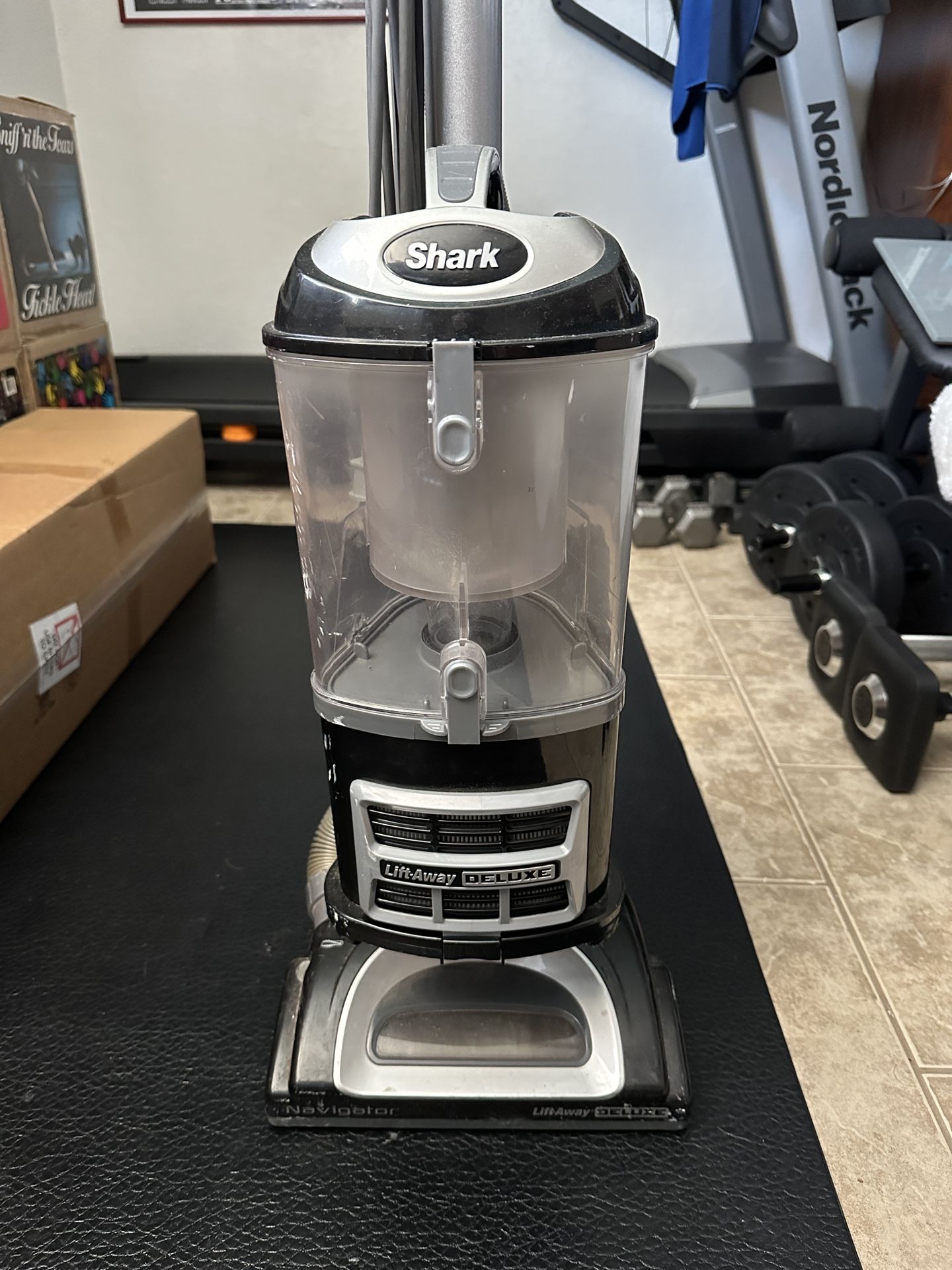Shark Navigator Lift-Away Deluxe Vacuum