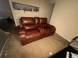 Brown Leather Reclining Loveseat – Cup Holders & Center Console