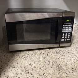 Microwave: Hamilton Beach 900 Watts