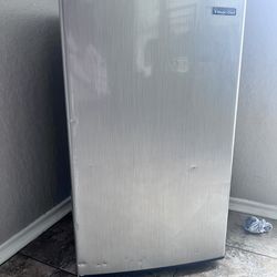 Magic Chef Mini Refrigerator 