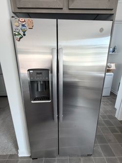 GE 23-cu ft Side-by-Side Refrigerator