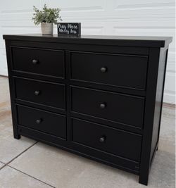Beautiful Black 6-Drawer Wood Dresser