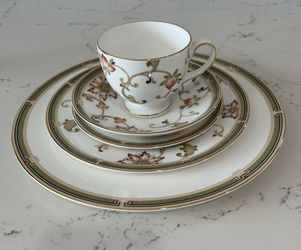 Wedgwood Oberon China Collection - 8 Full Settings