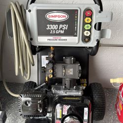 Simpson 3300 PSI / 2.5 GPM gas pressure washer. 
