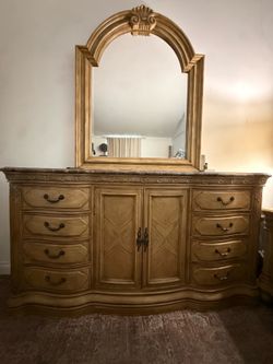 King Size Bedroom Set – Solid Wood – Excellent Condition