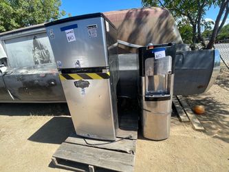 Refrigerator and water dispenser