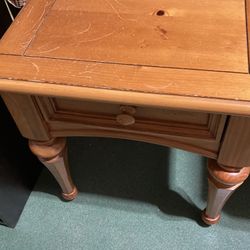 Really nice thomasville end table 