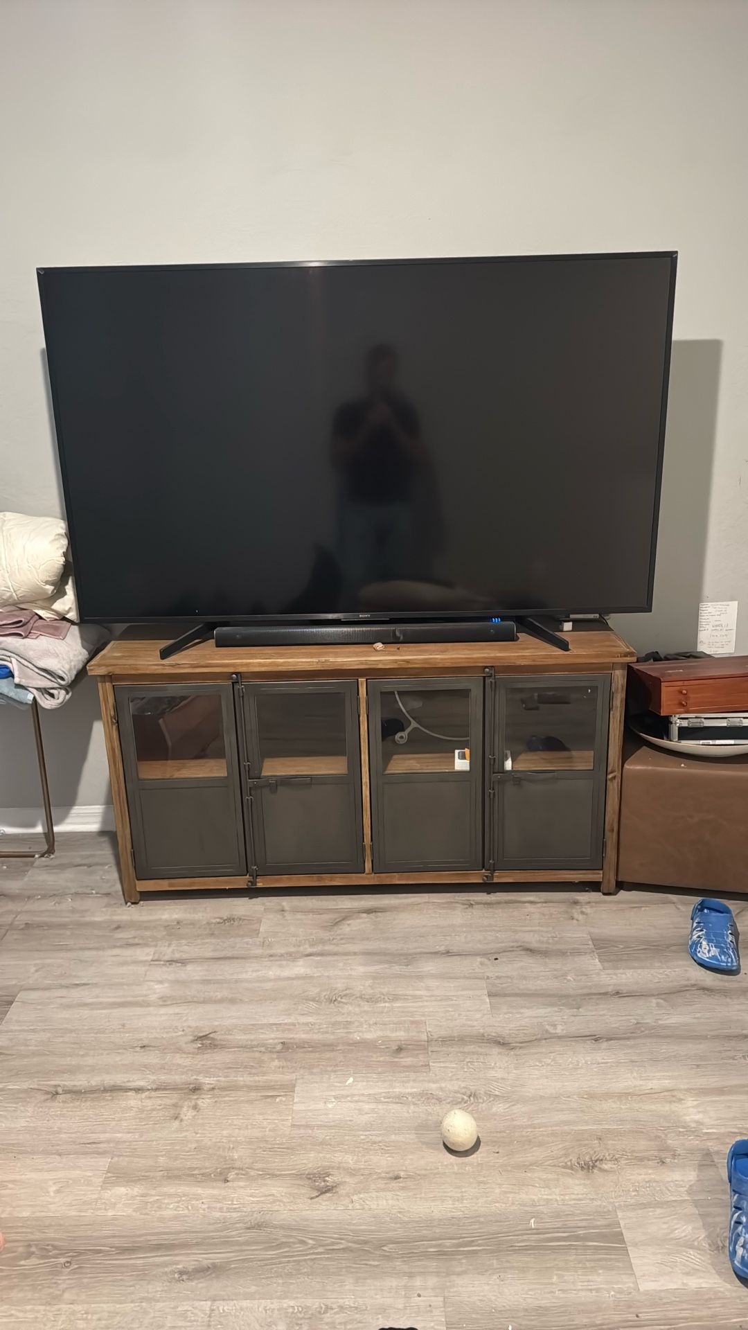 75 Sony TV And stand 300$