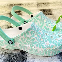 Crocs BAYA Seasonal Printed Clogs In Pistachio Green Floral Design Size 13 NWT