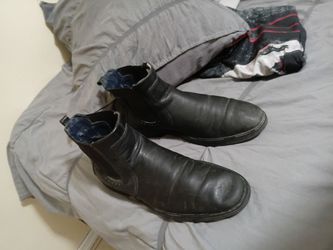 Boots kinda bad condition but not ripped at all
