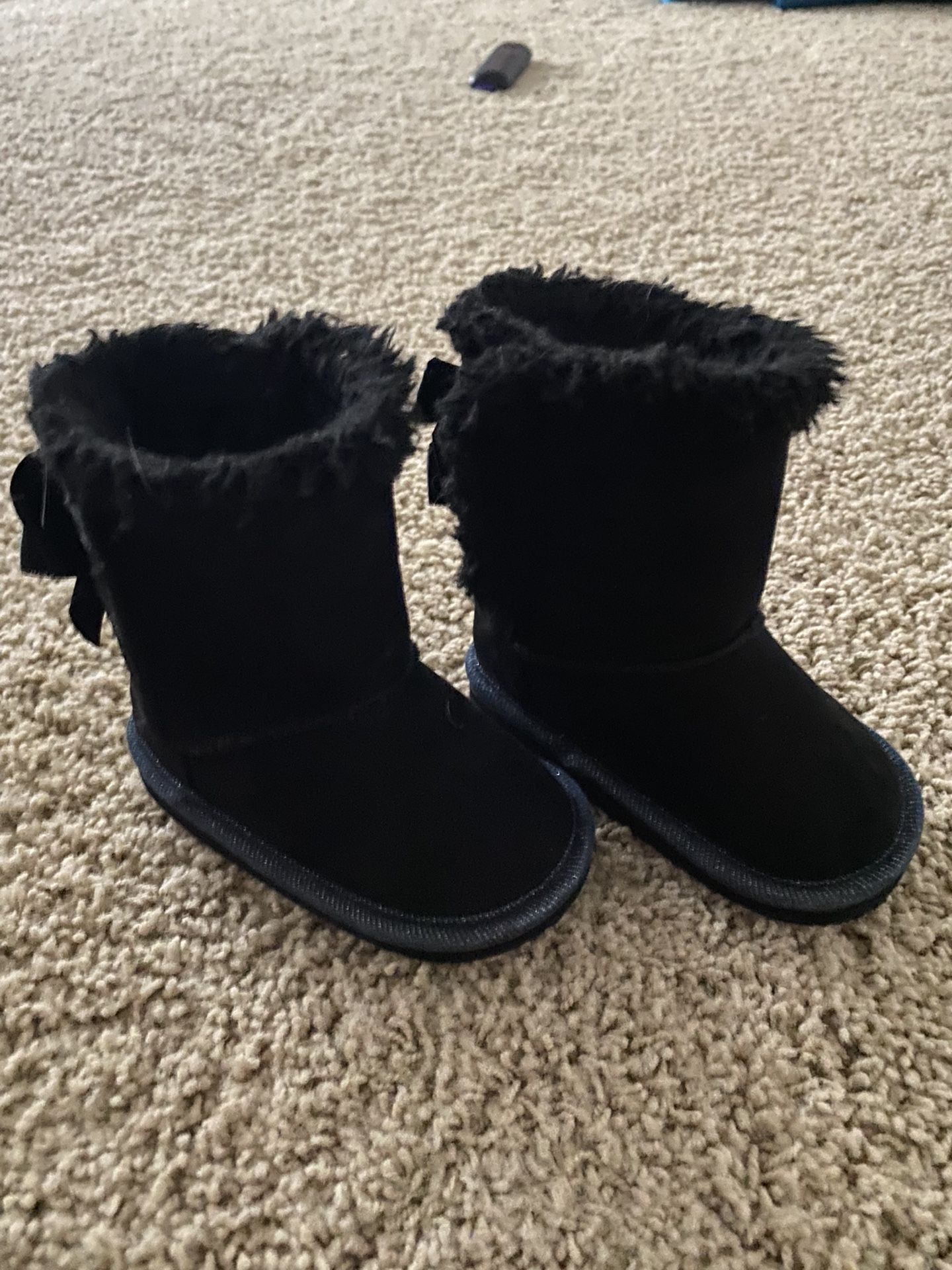 Toddler Black Fuzzy Boots With Bows Size 4