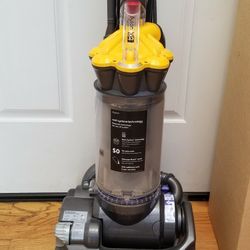 NEW cond DYSON  DC 33 INCHES  VACUUM WITH COMPLETE ATTACHMENTS     ,AMAZING SUCTION  , WORKS EXCELLENT. , IN THE BOX 