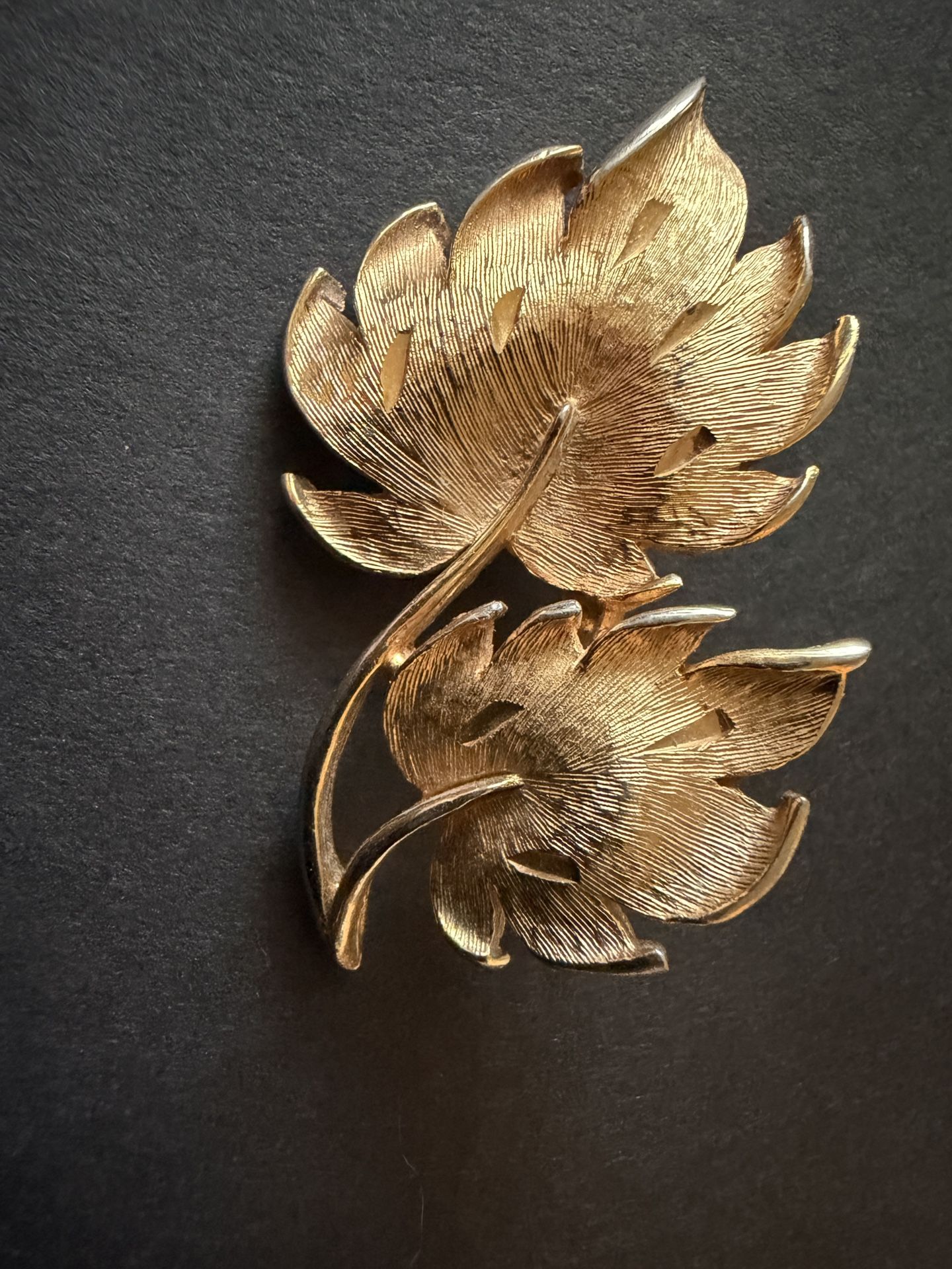 Vintage gold-toned Two-leaf brooch from the 1940s-1950s