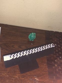 Beautiful iced out heavy thick shiny 9in Cuban link bracelet