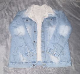 Light Wash Denim Jacket with White Sherpa Lining – Size L 