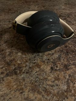 Beats Studio 3s (damaged earmuffs)