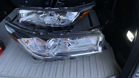 2019 Toyota Highlander xle front headlights
