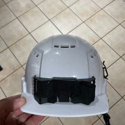 Milwaukee Front Brim Vented Safety Helmet, White with straps only used a few times 