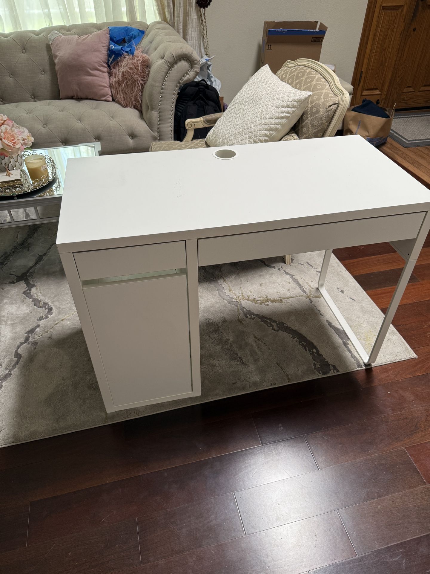IKEA Micke Desk - White, Excellent Condition