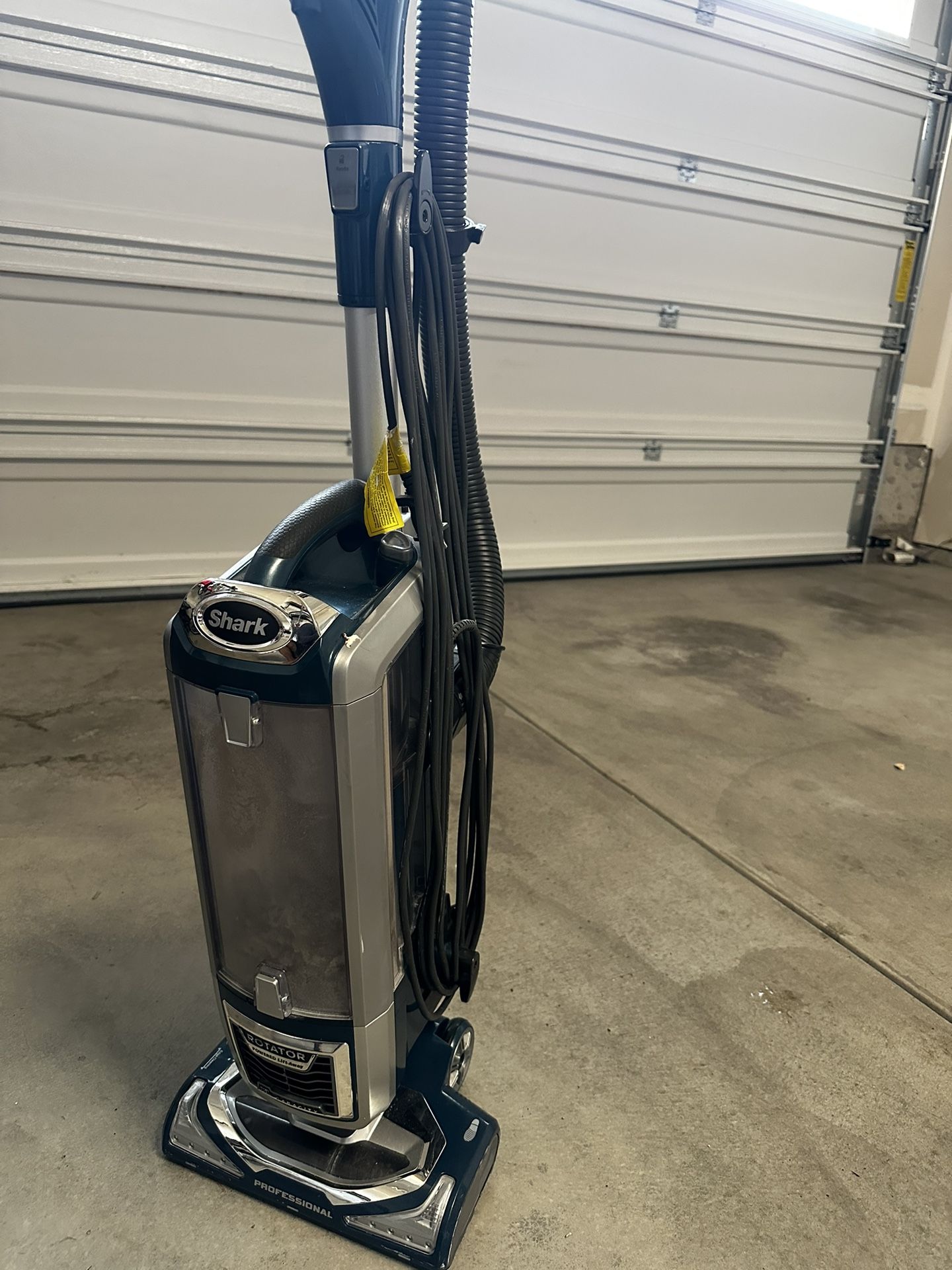 Shark Rotator Lift Away Vaccume + Accessories 