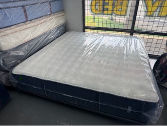 KING SIZE STEARNS & FOSTER (FIRM) MATTRESS & BOX SPRING BED SET