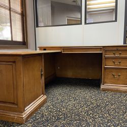 Free desk—MUST BRING YOUR OWN LIFTING HELP