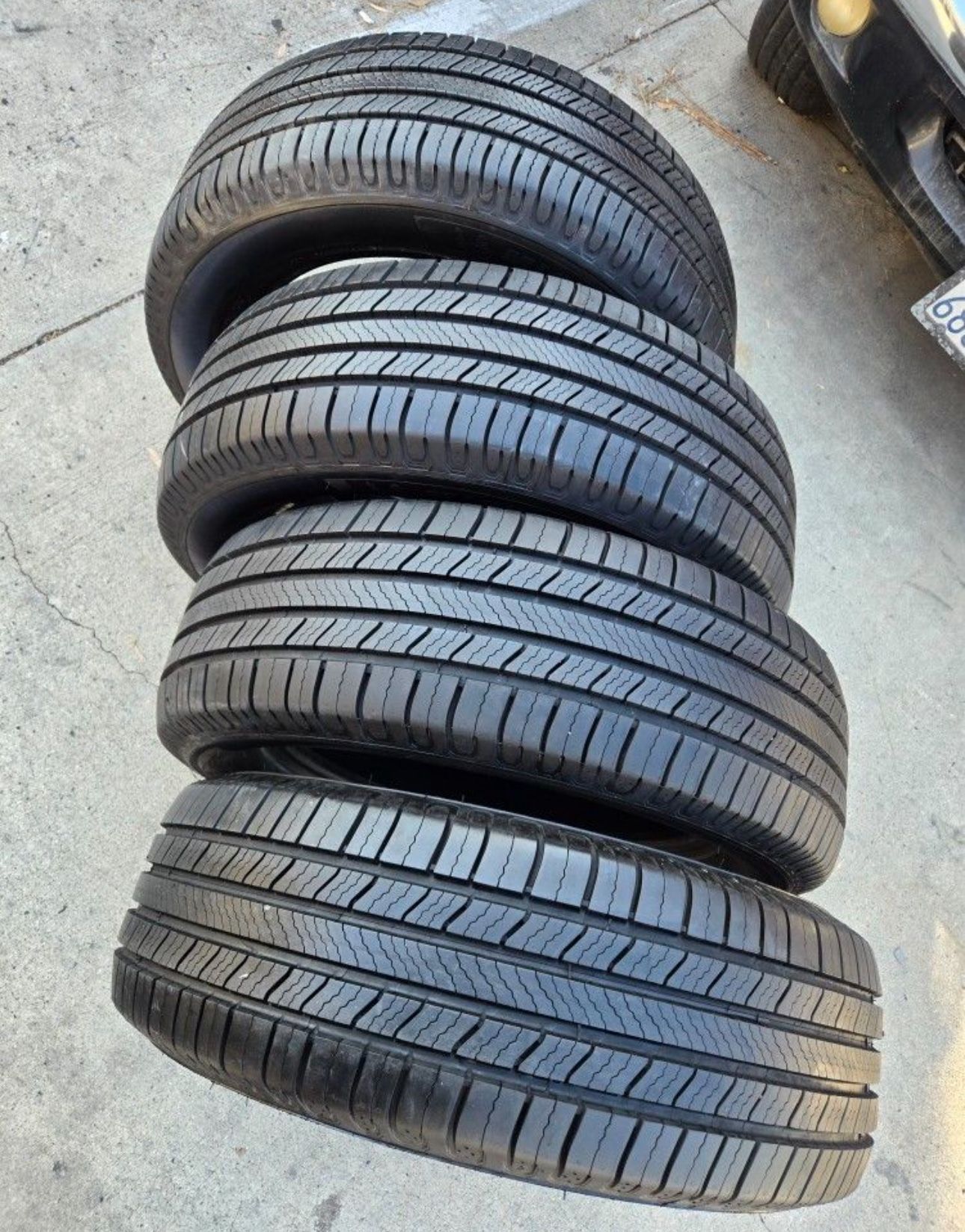 235 60 18 Michelin con 80% de vida las 4 They all have 80% of their life remaining.