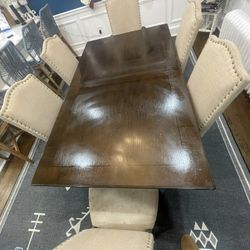 Dinning Room Table And Chairs 