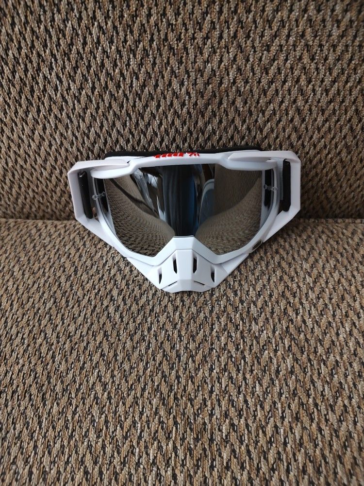 100 % GOGGLES. MIRROR TINT. ADJUSTABLE STRAP. NEW. PICKUP ONLY.