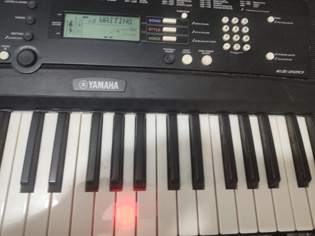 Yamaha EZ-220 Learning Keyboard With Key Lights