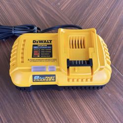 DEWALT 20V MAX Lithium-Ion Fan Cooled Fast Battery Charger