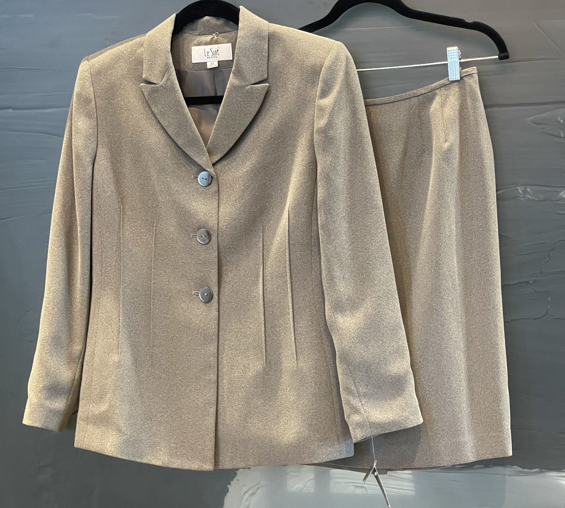 NWT Le Suit Skirt Gray Suit w/Long Sleeve Jacket/Blazer Sz 8 P