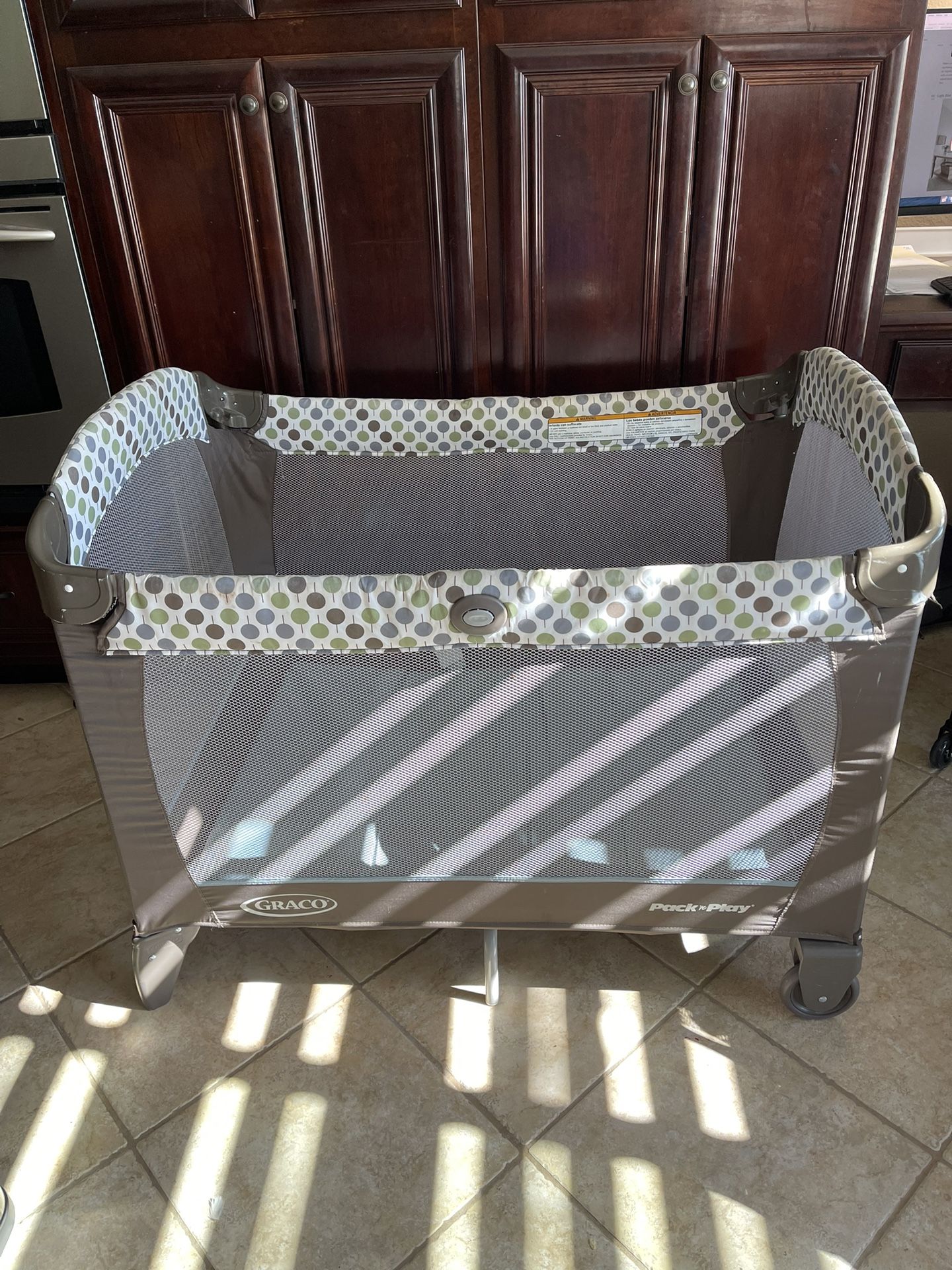 Play yard - Graco pack n play / play yard / play pen / change table / crib Includes bassinet and changing table Easy compact and store Has mobile and 