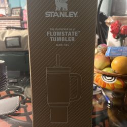 HELLO KITTY STANELY NEW 