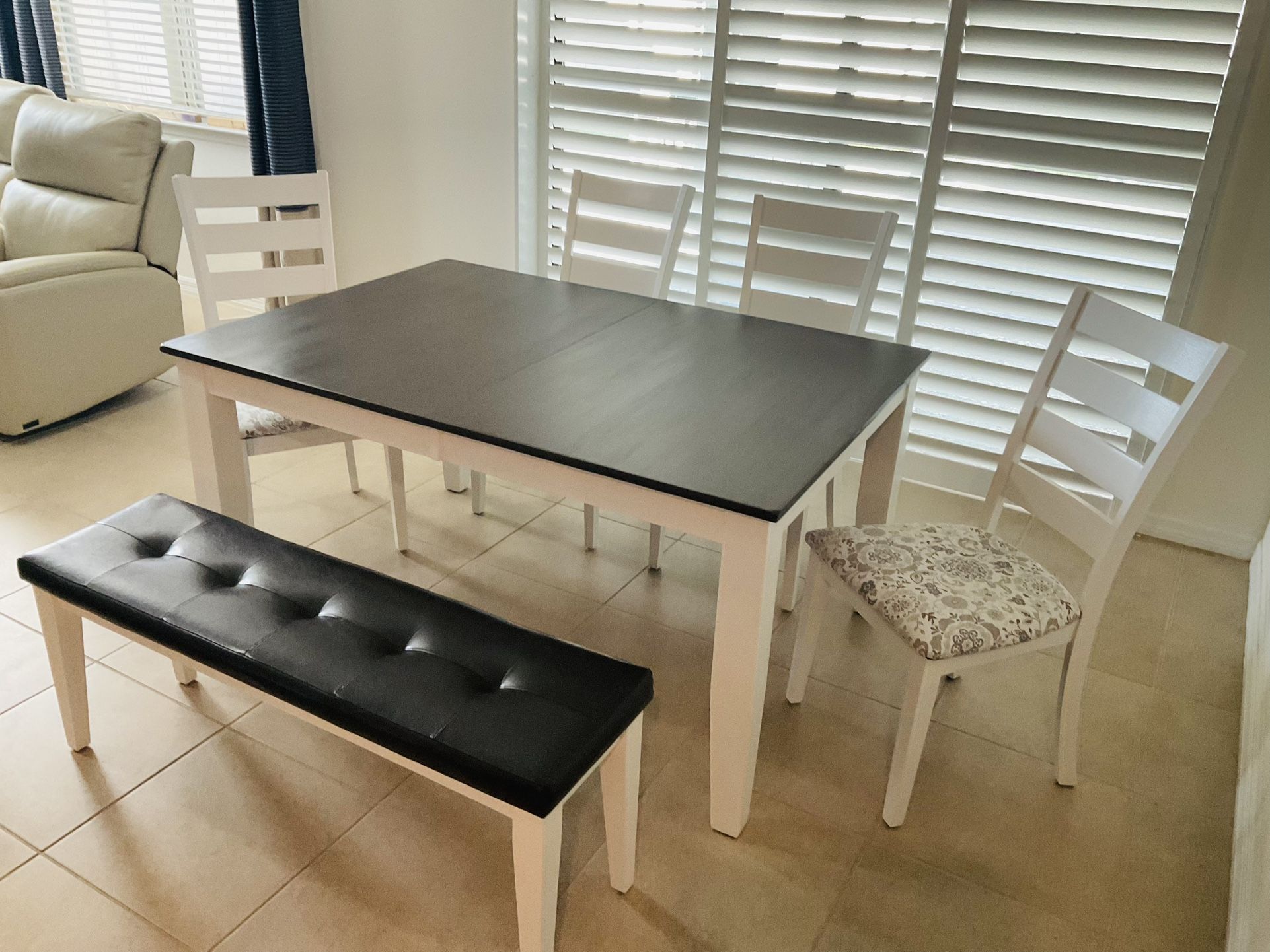 Beautiful White Dining Table For 6 Like New Solid Wood