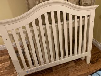 White 3 in one convertible crib