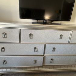 Dresser With 7 Drawers 