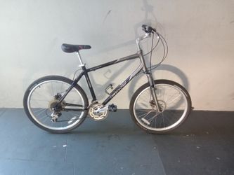 BICYCLE GIANT 21 SPEED SIZE 26 BRAND NEW