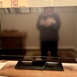 Moving Sale! Sony 32 Inch TV With Remote!