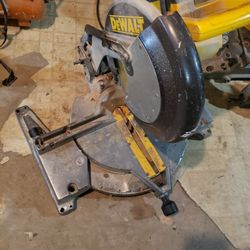 DeWalt Corded 12 in. Single Bevel Compound Miter Saw

