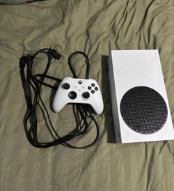 Xbox series S 1TB with Console and Controller