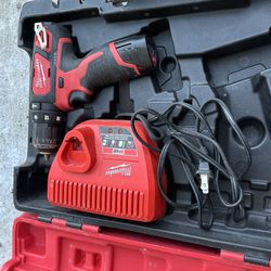 Milwaukee 12 V Drill Battery and Charger 