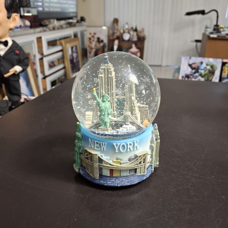 Awesome New York City Musical Snow Globe Plays NEW YORK NEW YORK & Works Perfectly 5.5"H SEE DESCRIPTION 