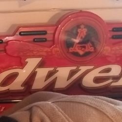 BUDW EISER BEER LIGHT SIGN