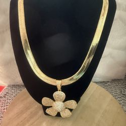 Gold plated with four layers of 14k gold, suitable for daily use, can get wet, very good, does not harm the skin