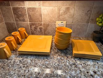 Yellow dish set