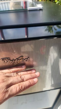Mini fridge with freezer