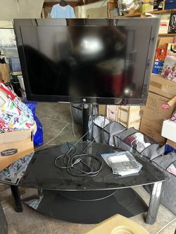 Westinghouse used TV with mount included (this is not a smart tv) 24 x 39 see pictures measured